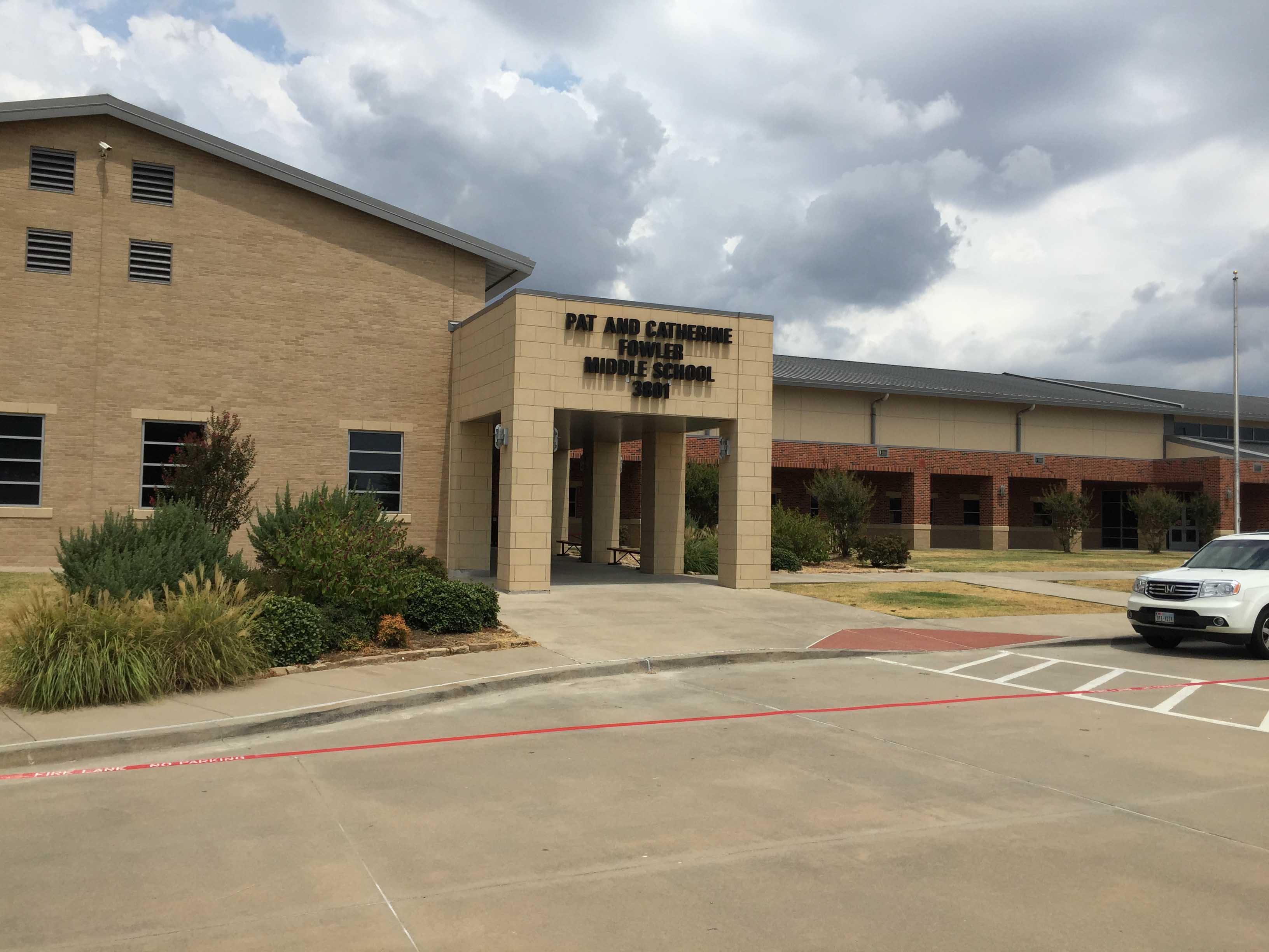 With the high school campus not yet finished, the Frisco ISD decided to house the high school on the campus of Fowler Middle School for its first year.