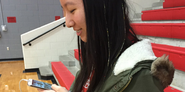 With headphones on, sophomore Amy Tang listens her favorite music: K-pop. 