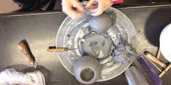 Ceramics students continue in their three-week-long project, which focuses on crafting chips and salsa bowls. 
