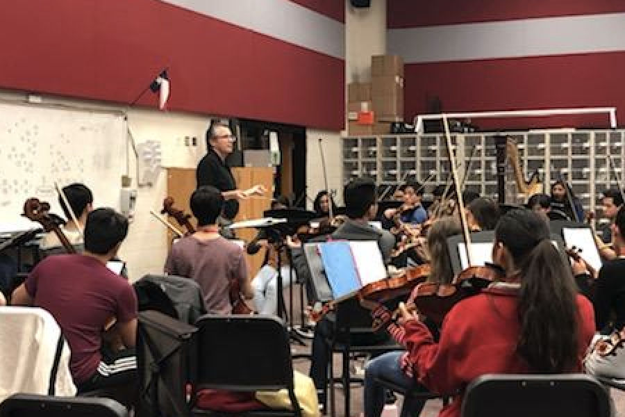 Guest+clinician+Sergio+Espinosa+conducts+students+part+of+the+full+orchestra+in+the+band+hall.+Espinosa+worked+on+skills+with+the+young+musicians+leading+up+to+their+UIL+contest.