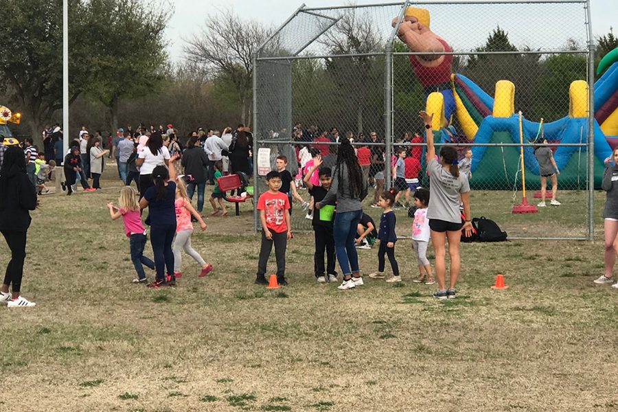 Aside from earning volunteer hours, the track team made their way to Isbell Elementary for their annual carnival on Friday, March 22. Hoping to please the children, athletes were stationed around the campus to help out.