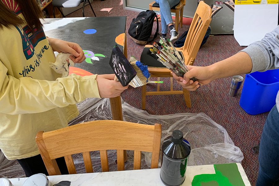 As the class period comes to an end, Juniors April Xu and Nandasri Talluri, begin to clean up their workspaces by gathering the dirty brushes. It is important for the students to leave library clean after they are done for the day.  