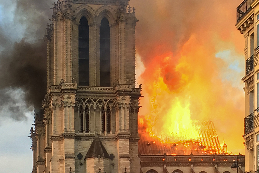 4%2C000+miles+away%2C+Notre+Dame+fire+strikes+a+chord+on+campus