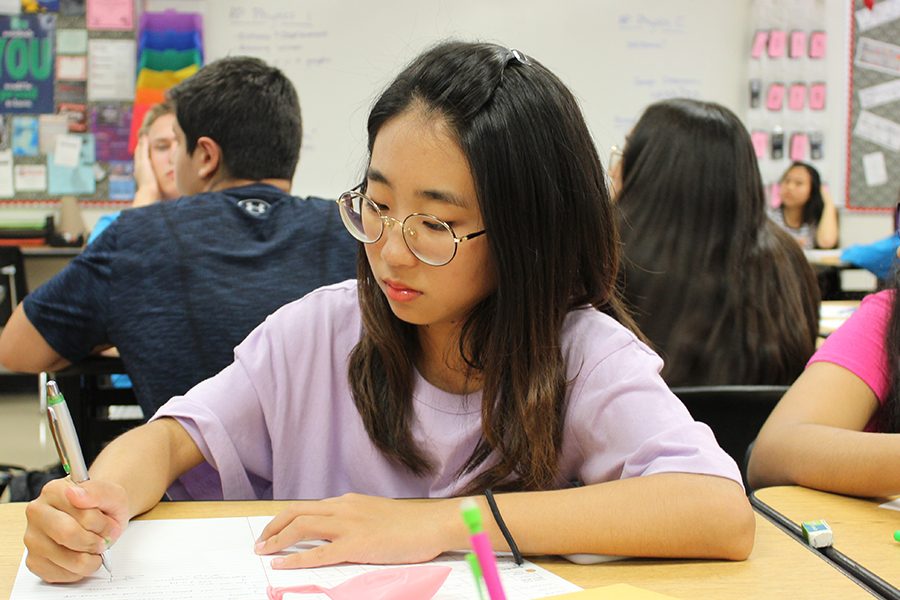 Sophomore Michelle Hong takes notes in AP Physics. This year students will be adapting to a new system of grades, with daily grades no longer being used.