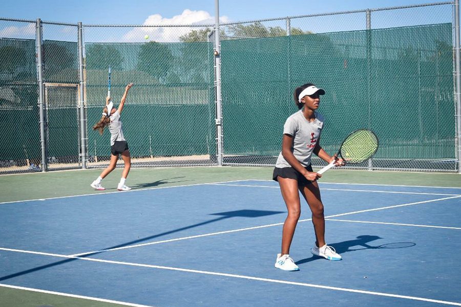After a loss on Tuesday to the Coyotes, tennis is ready to bounce back when they face the Memorial Warriors on Tuesday at 4:00 p.m. For the team, staying consistent and working together will be important for the match.