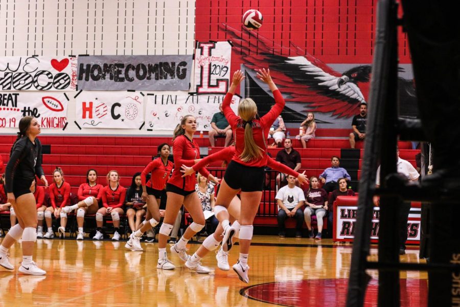Senior+Lauren+Ransom+prepares+to+set+the+ball.+Volleyball+takes+on+Heritage+at+5%3A30+p.m.+at+the+Nest.