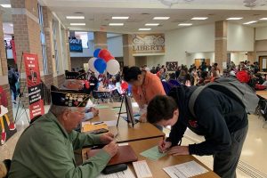 Seniors Chelsea Kang and Jared Jones register to vote. Forms can be filled out Friday in the Cafeteria during all lunches.