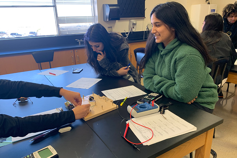 Juniors+Afaryn+Jafarzadeh+and+Medha+Gupta+create+a+parallel+circuit+in+their+physics+class.+With+the+help+of+their+group+members%2C+two+batteries%2C+a+circuit%2C+and+a+switch%2C+students+were+able+to+light+up+a+light+bulb.