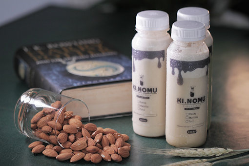Adopting a vegan lifestyle also commonly comes with an inherent concern for the sustainability of the planet. Almond milk not being the wisest choice in that regard and more people ditching the product, the spotlight is left open for a new celebrity, oat milk.