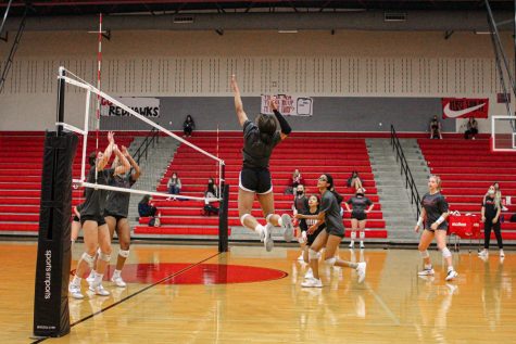 The volleyball team headed into their second district game on Tuesday against Heritage winning 3-0. Many players feel the team worked together during this game, which gave them the opportunity to sweep the Coyotes.
