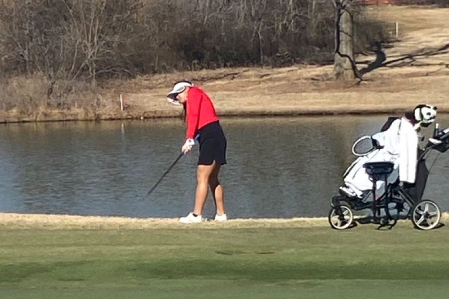 Freshman Abigail Lee with her greenside chip shot on the par-4 14th hole.