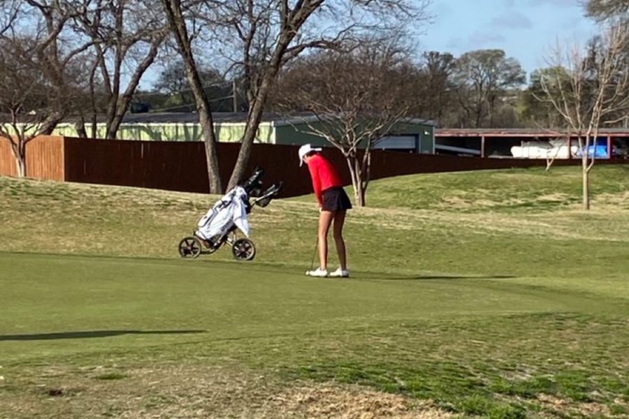 Freshman Britney Zhang getting ready for her putt on the par-4 4th hole on day 1.