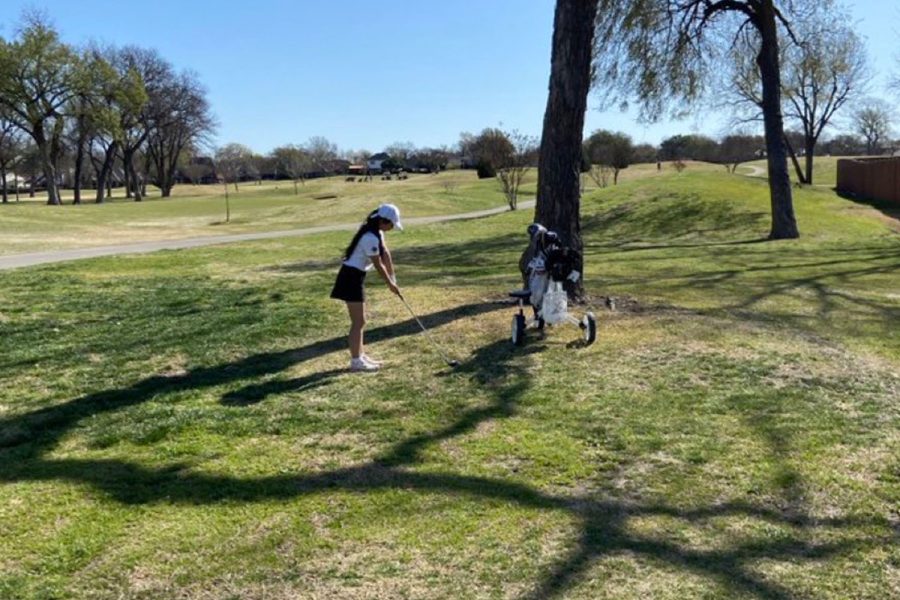 Freshman Alanna Chang setting up her approach shot on the 4th hole on day 1. Chang manages to pull it off, leaving a pitch shot to try to get up and down for a par.