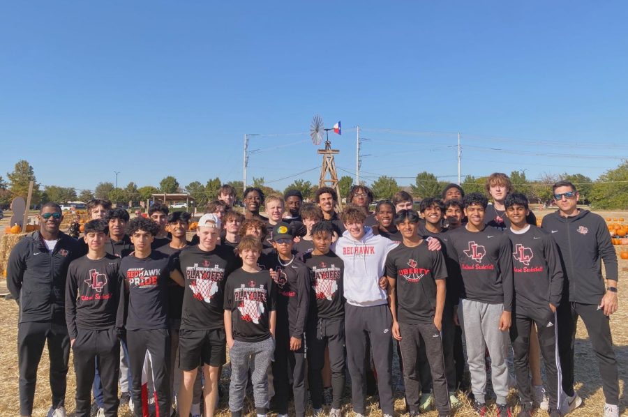 On Wednesday, the boys basketball teams volunteered at  Grace Avenue United Methodist Church to help set up the church’s annual pumpkin patch. This event not only gave back to the community, but served as a team bonding experience.