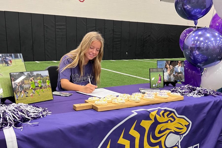 Senior+Teagen+Jaussi+signs+her+National+Letter+of+Intent+and+commits+to+playing+at+Ouachita+Baptist+University+in+the+fall+of+2023.