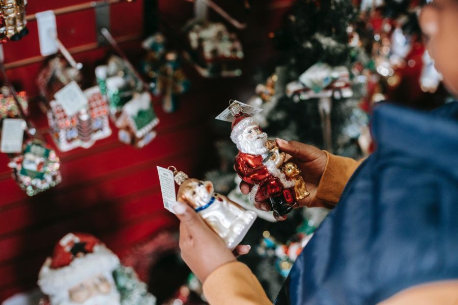 Despite advertisements, the holiday season isnt all holly and jolly. During the holiday season, the U.S. produces 25% more waste than the rest of the year. But through waste management, individuals can bring down the amount of waste going into our landfills. 