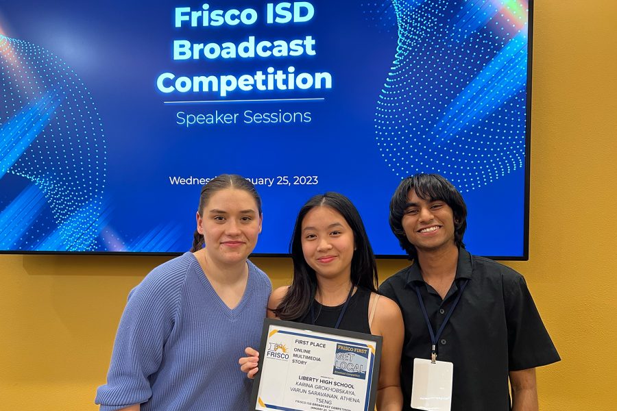 Wingspan Executive Producers Varun Saravanan and Karina Grokhovskaya stand alongside Editor-in-Chief Athena Tseng as they take home 1st place in the Online Multimedia Story. 
