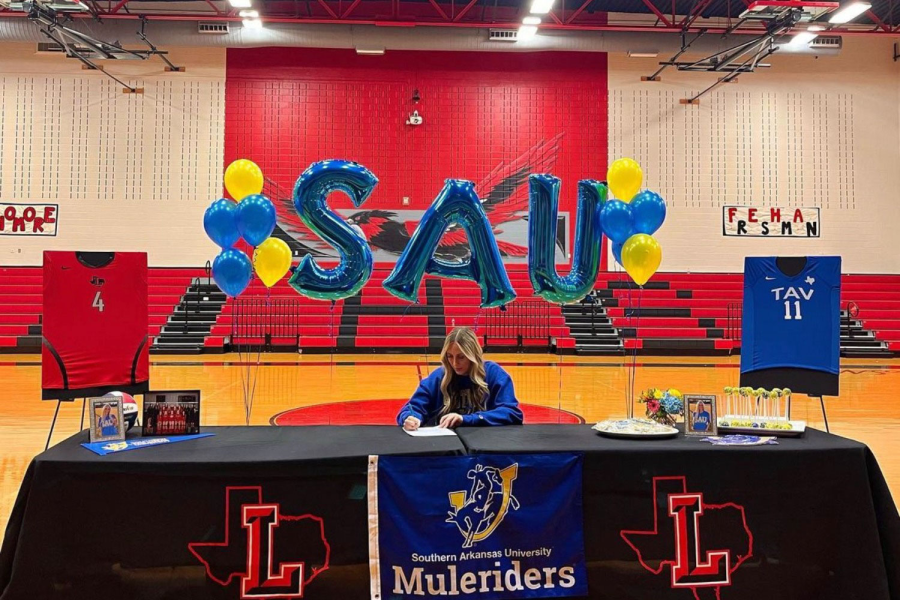 Supporting+the+Muleriders%2C+senior+Alyssa+Magness+is+committed+to+playing+volleyball+at+Southern+Arkansas+University+in+the+fall.