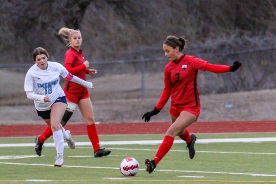 The soccer teams saw a tie and a loss against Memorial High School on Tuesday. The girls saw late scores to tie up the game, while the boys fell 3-0.