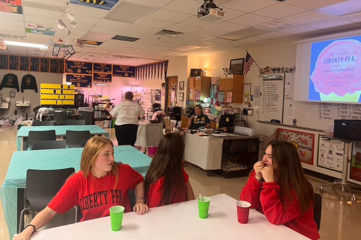 FFA hosted an ice cream social on Wednesday during advisory to welcome agriculture students into the program. “It helps people get involved and it helps us to recruit new members, which will help us to create teams for our CDEs, LDEs, and speaking events,” junior and FFA secretary Mikaela Turnage said. 