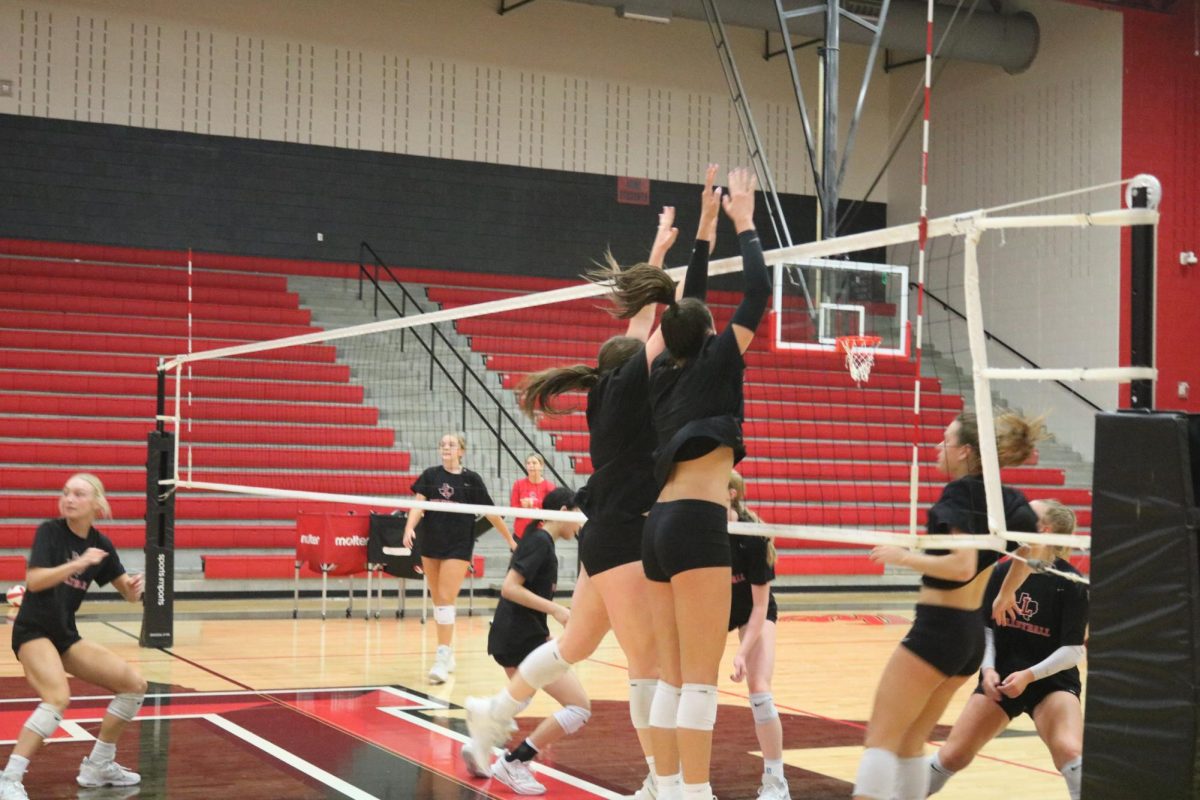 Volleyball+continues+to+stay+undefeated+in+District+10-5A+play+after+a+sweep+against+Emerson+on+Tuesday.++%E2%80%9CIt+feels+great+to+beat+Emerson+again%2C%E2%80%9D+junior+Andrea+Juneau+said.