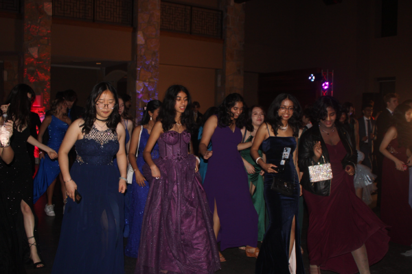Together, seniors dance to the Cupid Shuffle at prom. The dance lasted from 8 to 11 p.m.