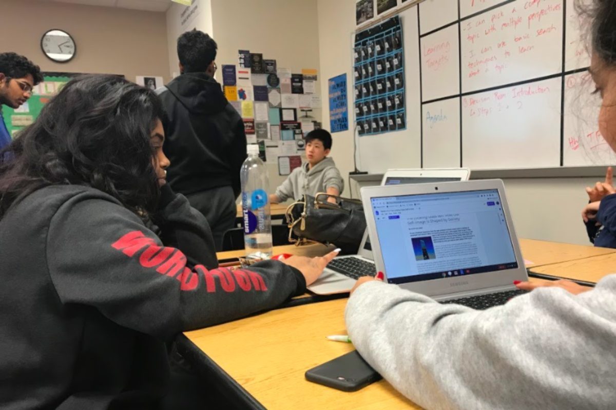 AP Seminar students are focused on creating an individual project where they find evidence a theme, and explain their own research question. 